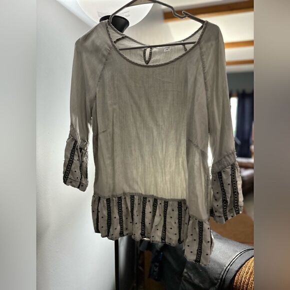 Downeast Pullover Flutter Sleeve Blouse Gray With Black Embroidery Size Medium - Picture 13 of 16